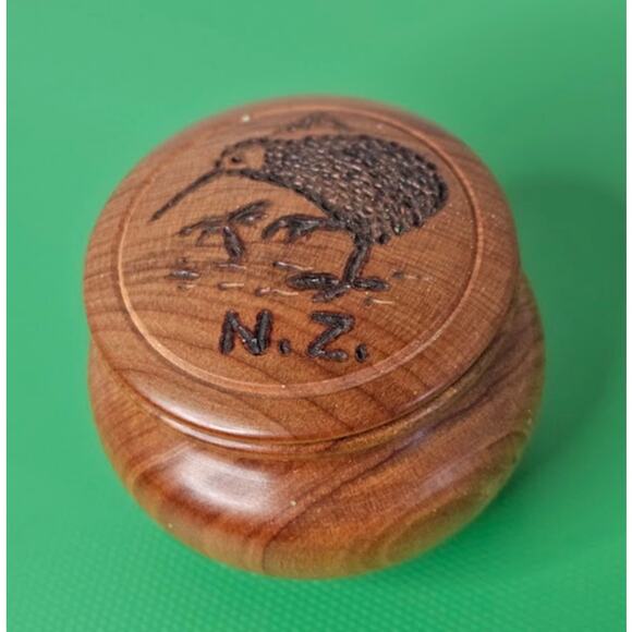New Zealand Kiwi Bird Carved Wood box Trinket  Jewelry box 3 3/8" x 2 1/8" VTG - Picture 2 of 8